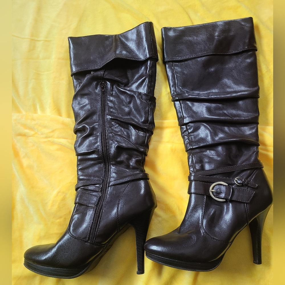 Women’s dark brown boots